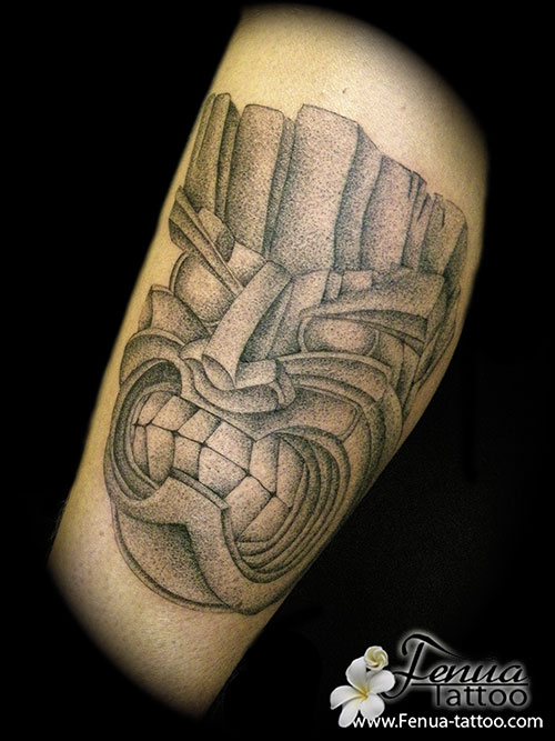 photos de tatouage polynésien en dotwork tattoo