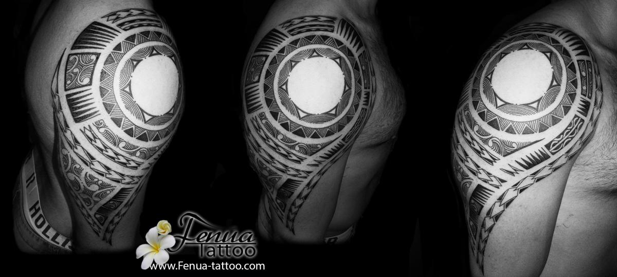 tatouage polynésien maorie sur bras épaule