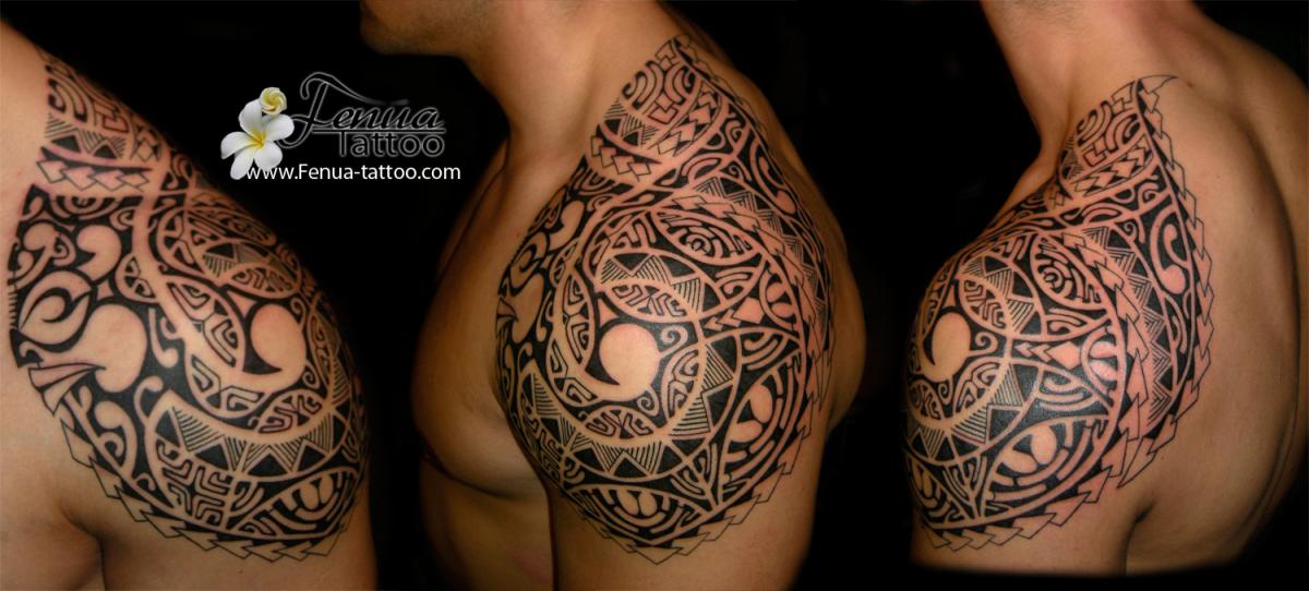 tatouage polynésien bras épaule tiki tattoo tribale