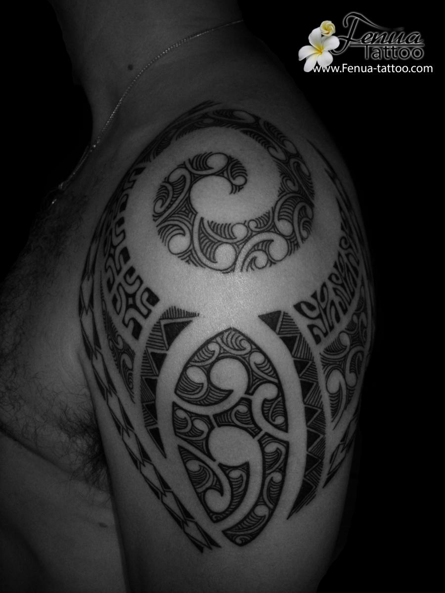 tatouage polynésien bras épaule 
