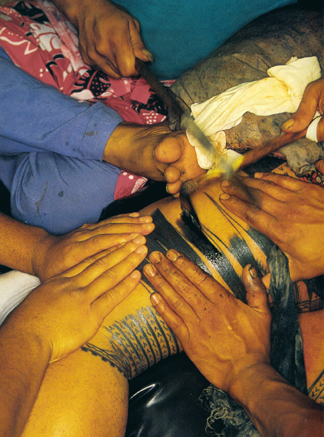 tatouage au peigne polyn&eacute;sien