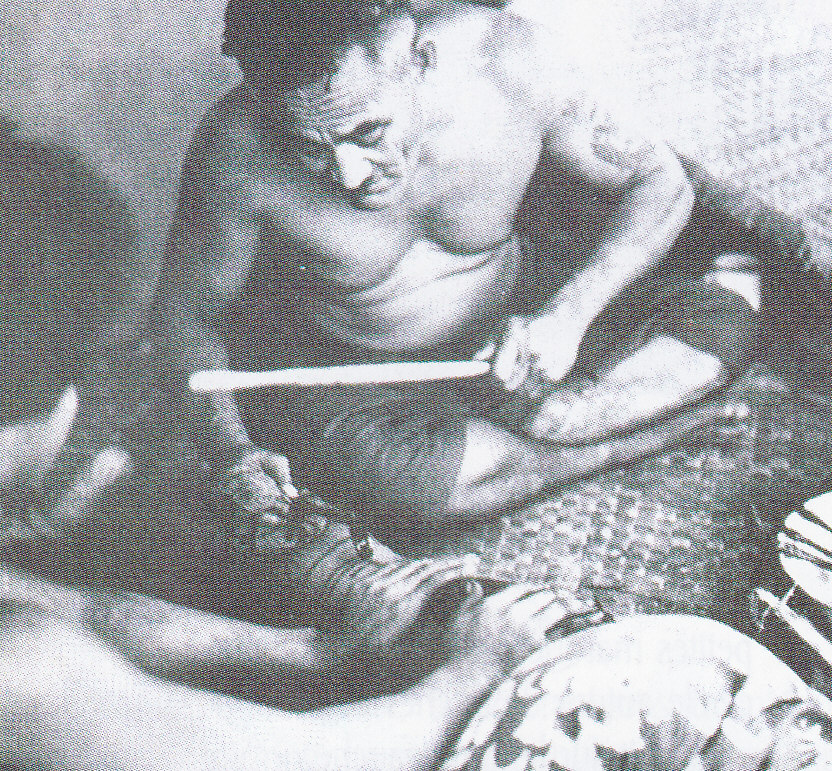 sc&eacute;ance de tatouage polyn&eacute;sien au peigne