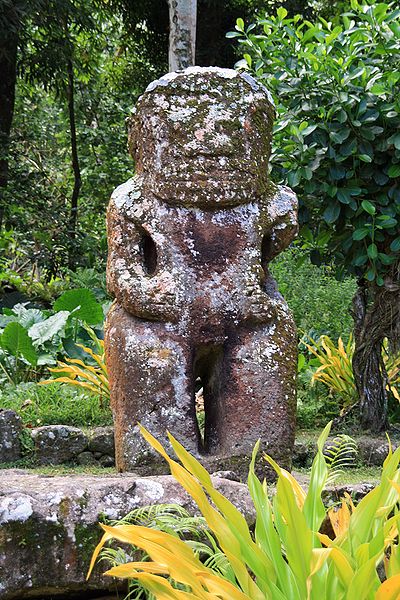 tiki sculpt&eacute;s dans de la pierre 