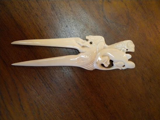 Pique a cheveux sculpt&eacute;s dans de l'os