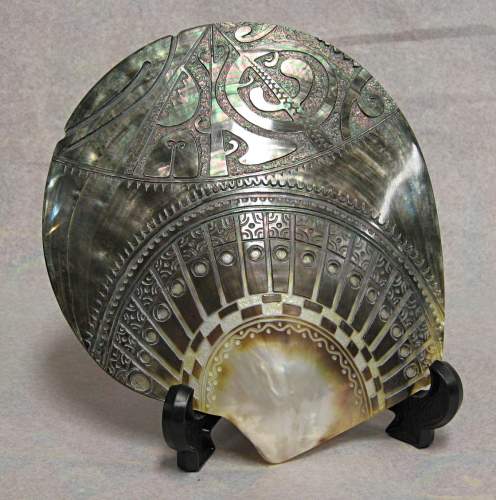 nacre sculpt&eacute;es