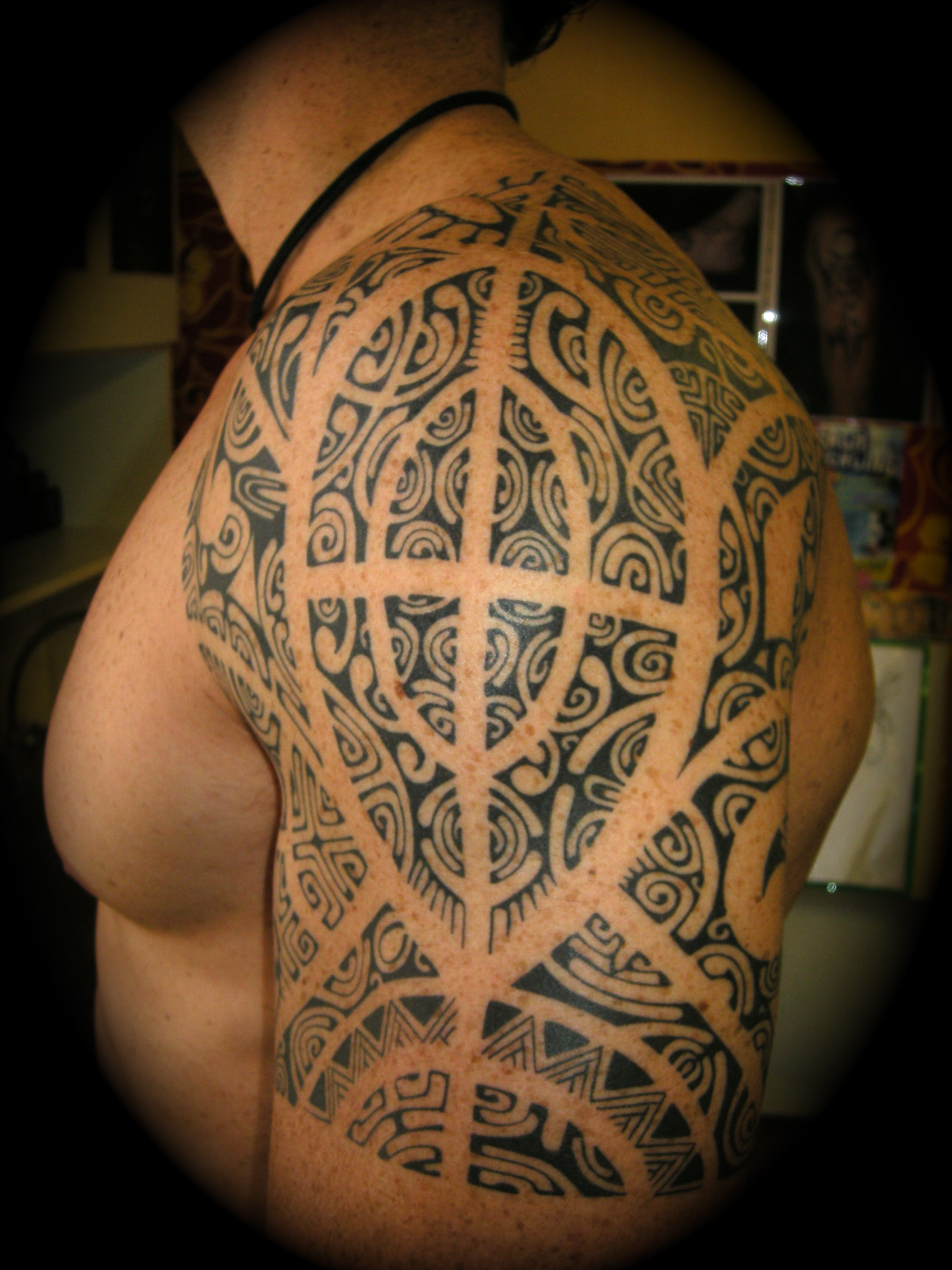 tatouages polynésiens sur l'épaule