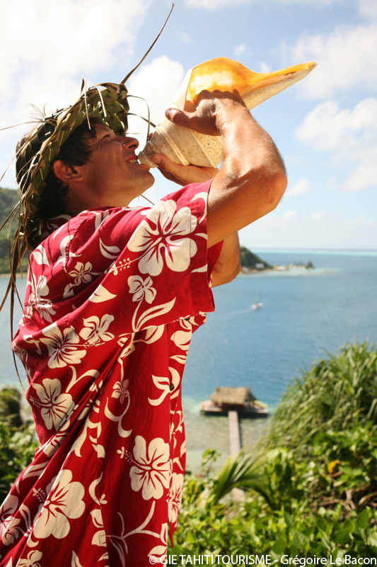 polyn&eacute;sien jouant de la musique polyn&eacute;sienne