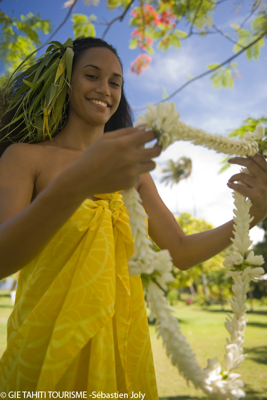 Polyn&eacute;sienne avec un colier de fleur