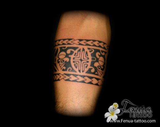 49°) tatouage bracelet polynesien et tiki
