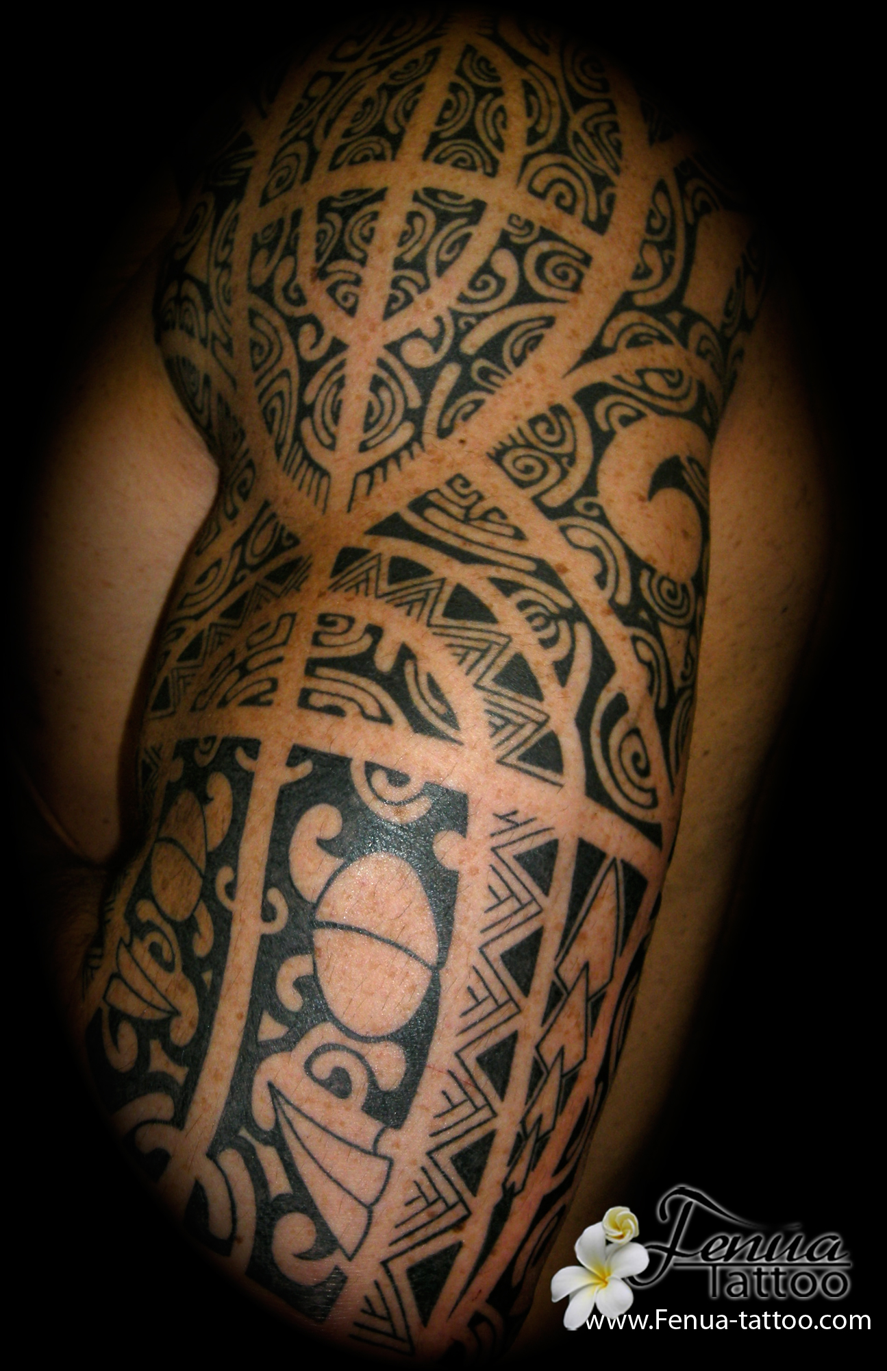 45°) bras avec tiki polynesien