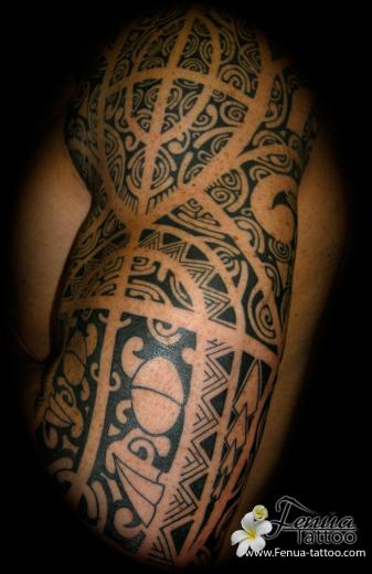 45°) bras avec tiki polynesien