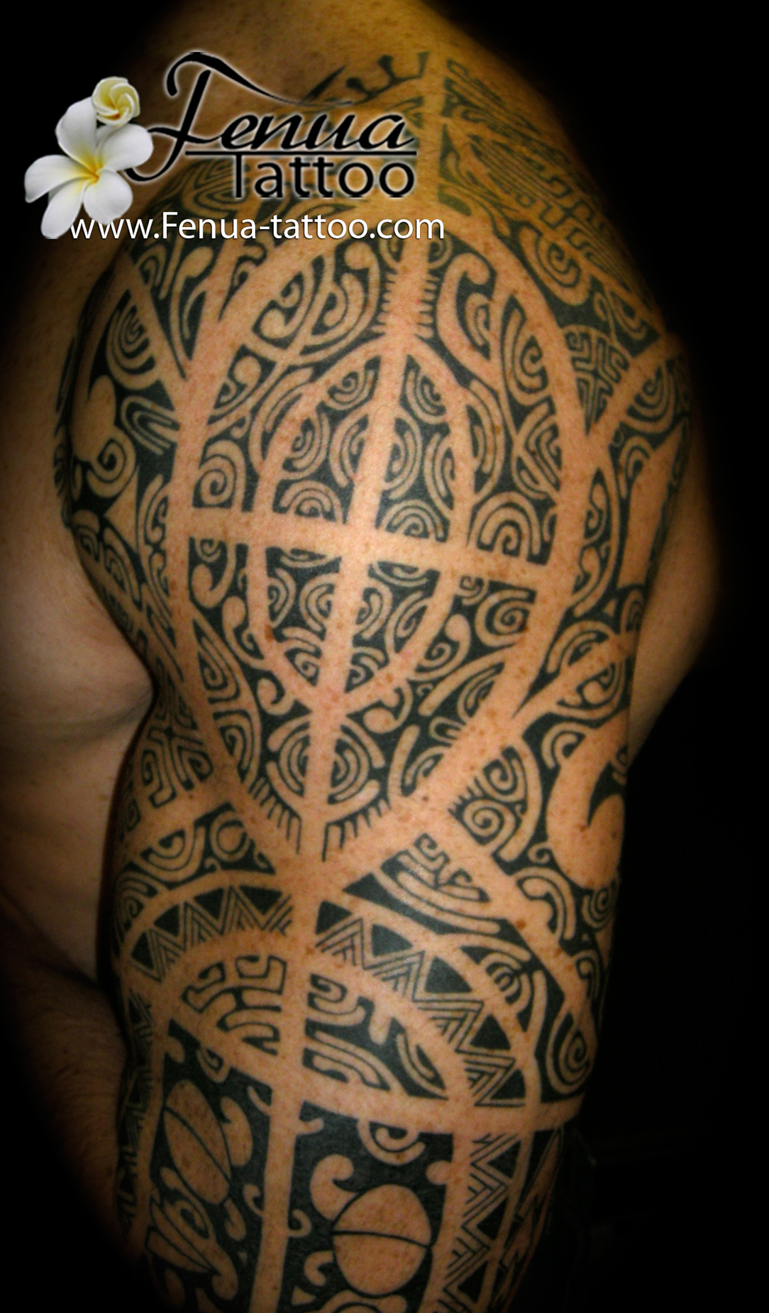 4°) bras polynesien avec tikis