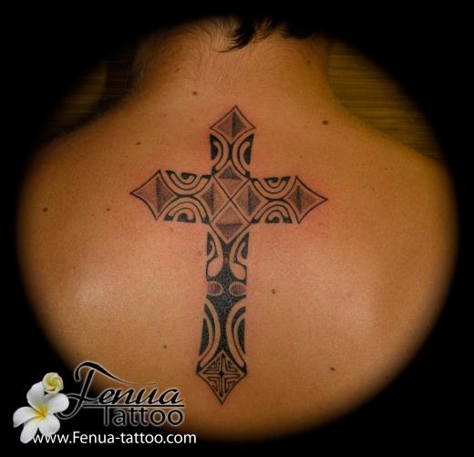 153°) croix style polynesien haut du dos