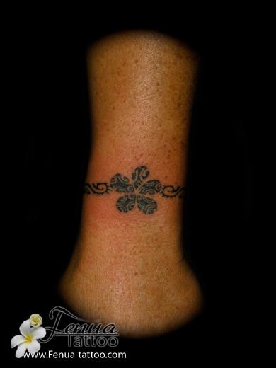 116°) petit bracelet polynesien avec fleur de tiare