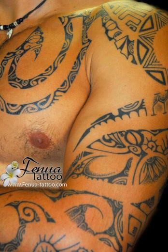 26°) tatouage de bras polynesien