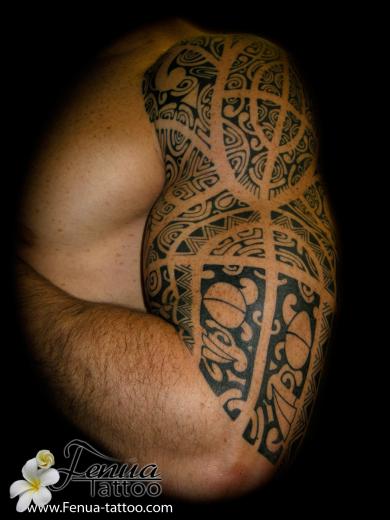 46°) tatouage polynesien au bras