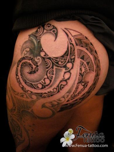 85°) tattoo polynesien avec points sur la cuisse