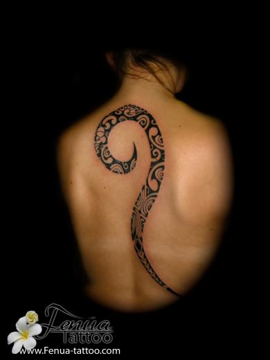 84°) tattoo polynesien dans le dos
