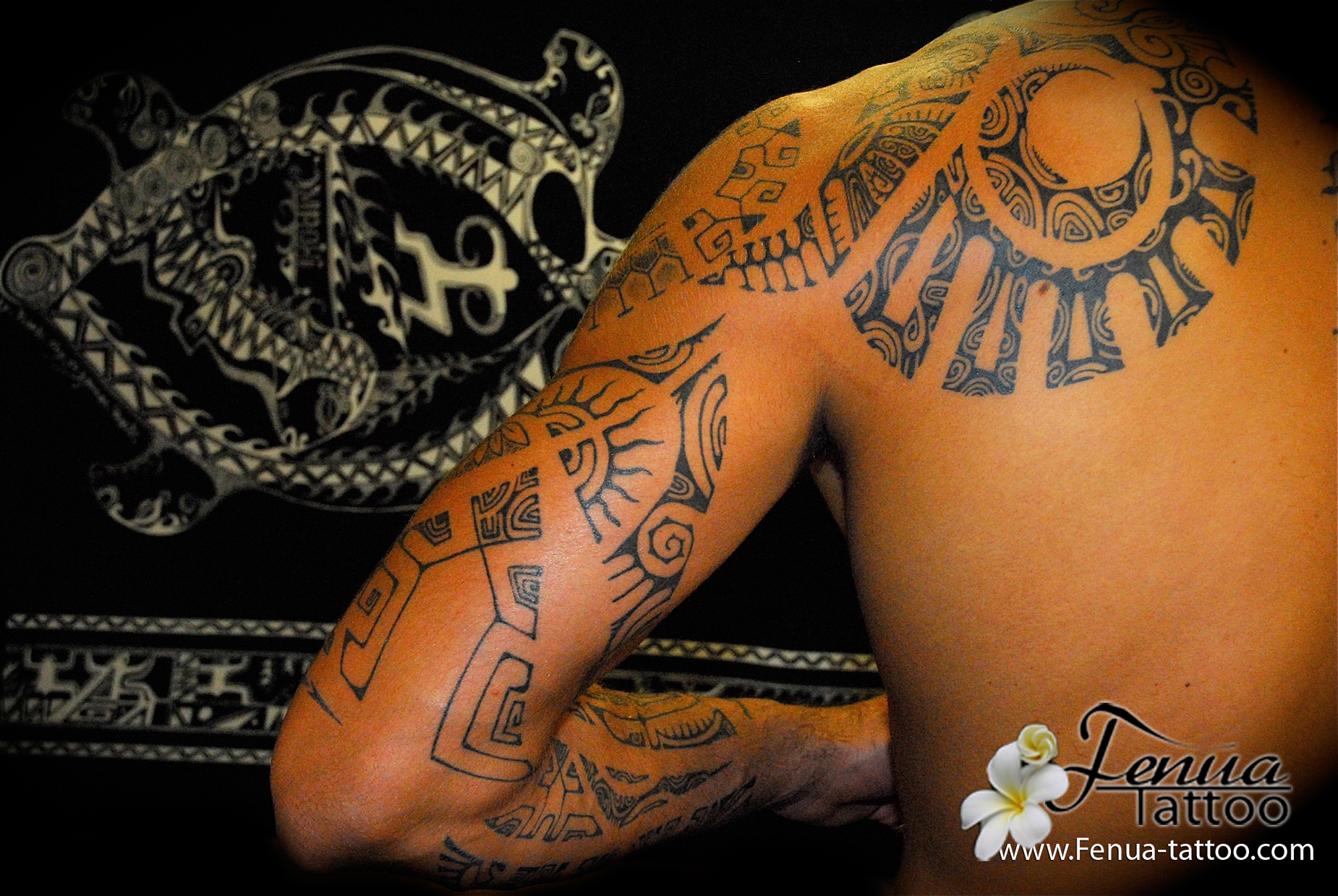 23°) tattoo polynesien de dos