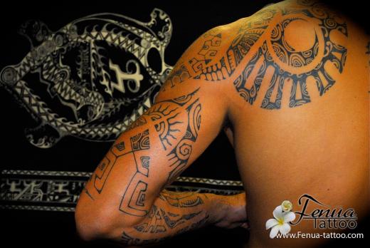 23°) tattoo polynesien de dos