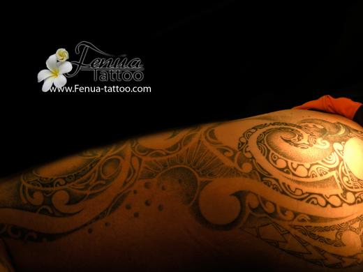 83°) tattoo polynesien sur cuisse avec l'art du point