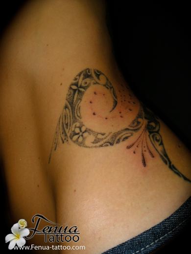 14°) tattoo polynesien sur le cote