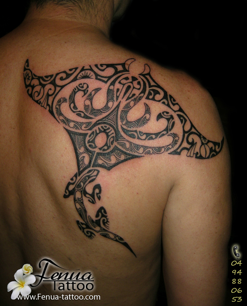 tatouage polynésien et tribal maori dans le dos
