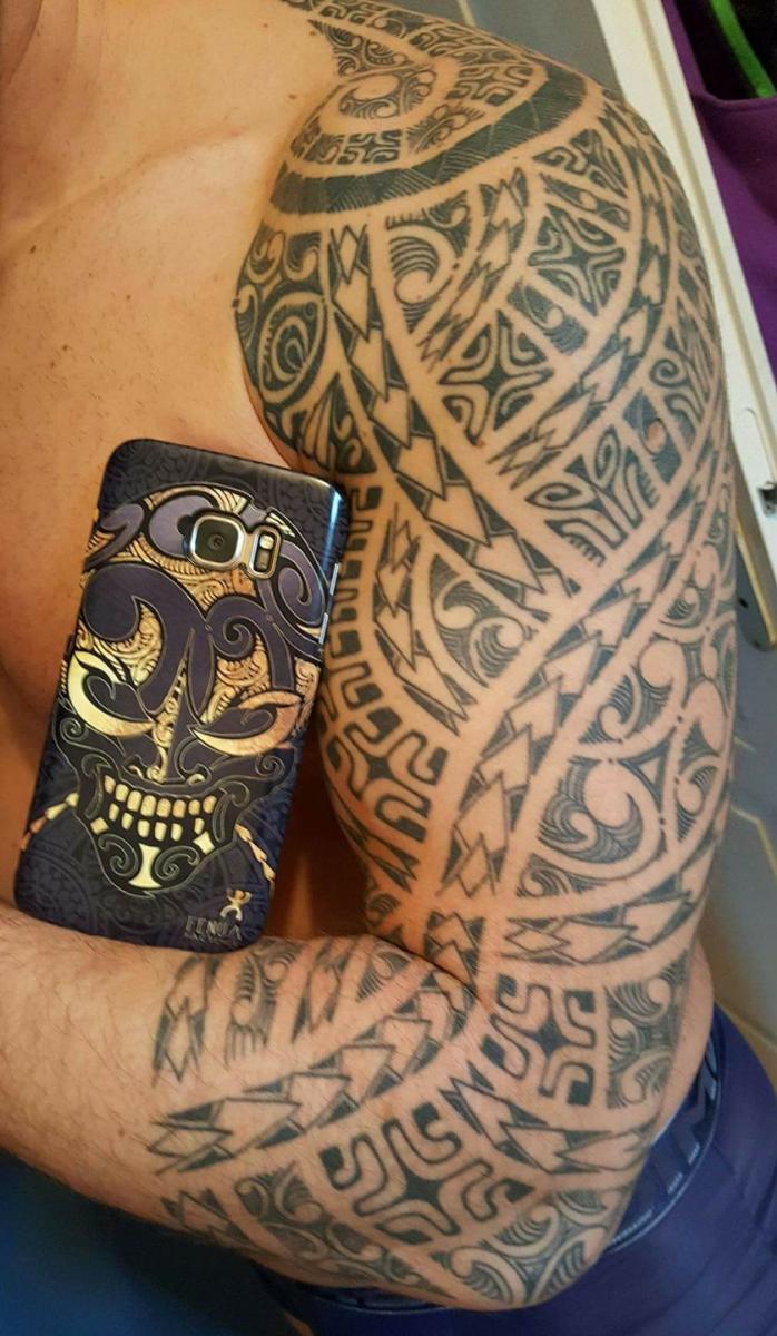 tatouage polynésien et coque téléphone