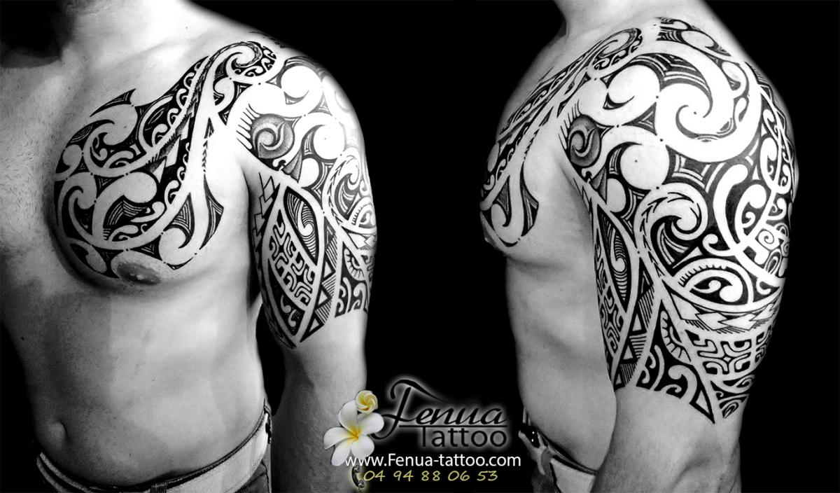 tatouage polynésien tribale et maori sur bras et épaule