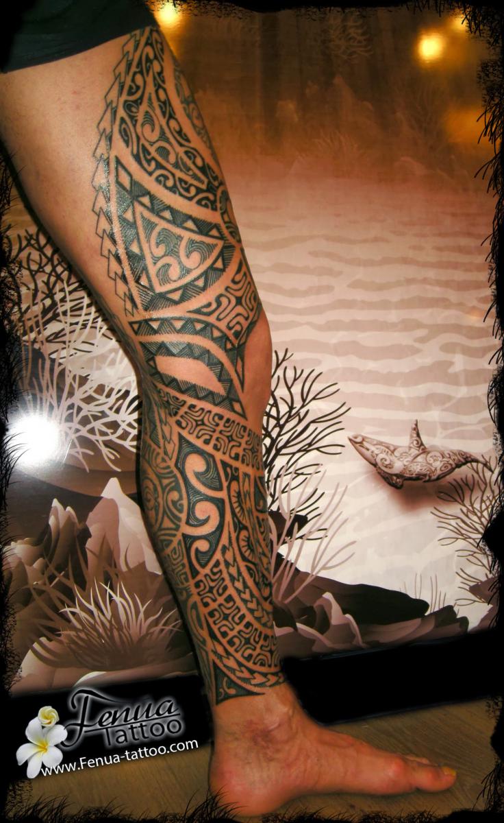 photo de tatouage polynésien et maori tribal sur l'épaule