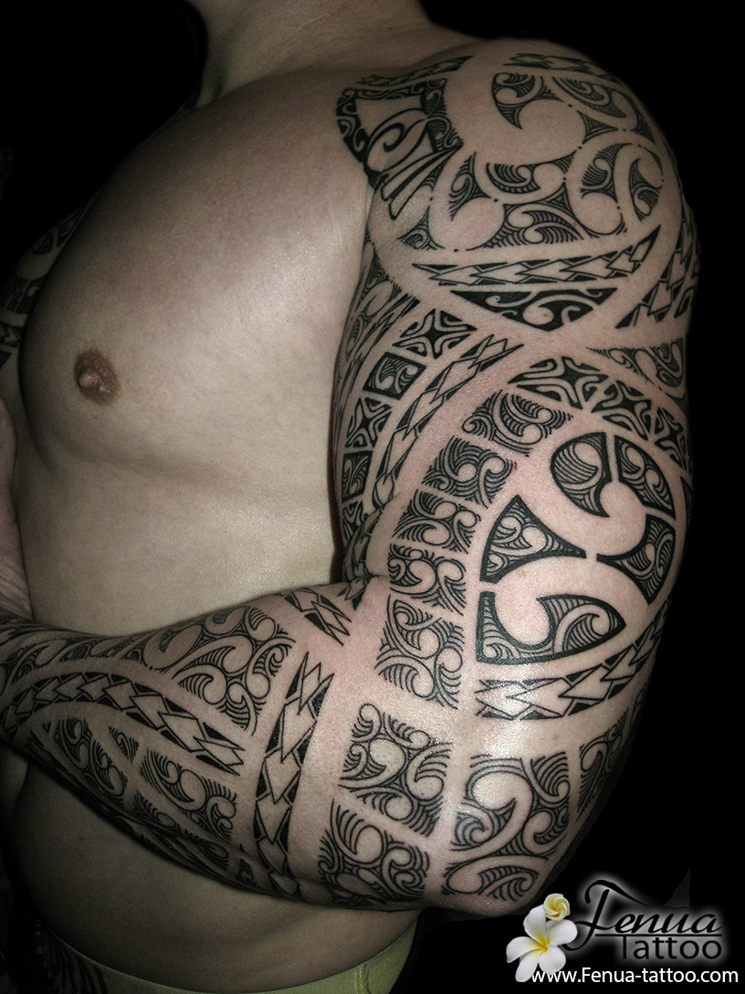 photo de tatouage polynésien tribal
