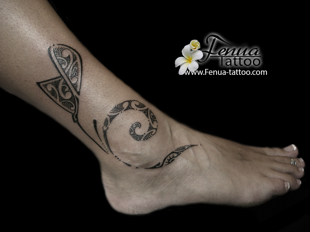 photos de tatouage polynesien sur cheville