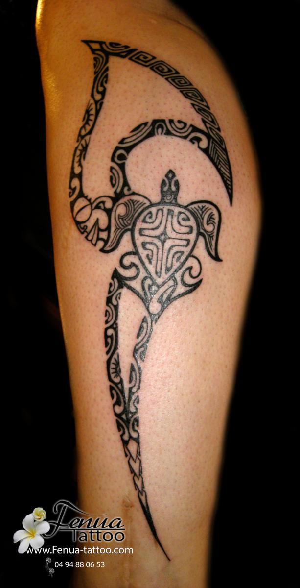 Tatouage polynésien sur mollet