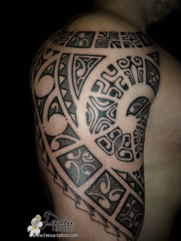 Photo de tatouage polynésien brasn epaule