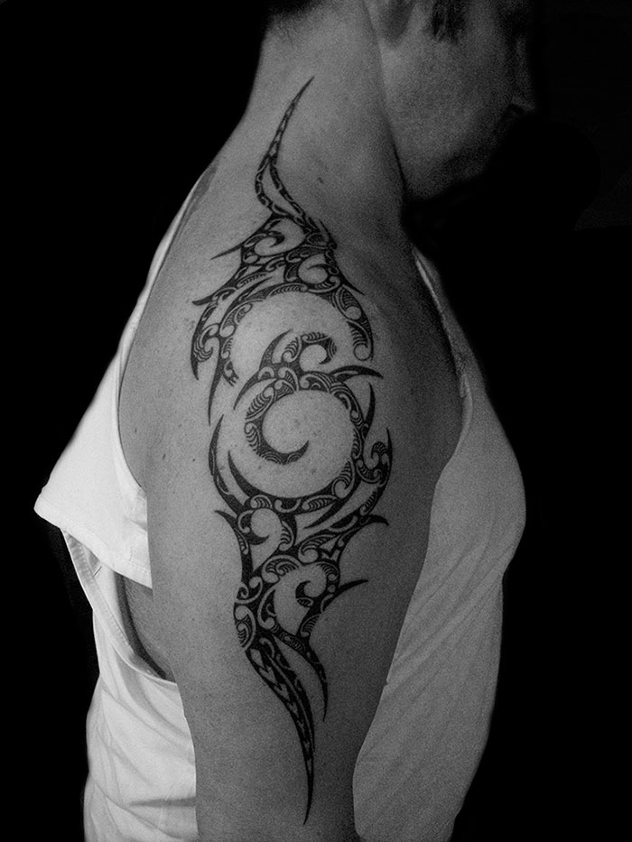 photos de tatouages polynésien bras épaule homme